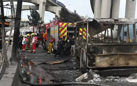 Bomberos mexicanos vigilan la zona donde explot� un cami�n cisterna de gas en la Ciudad de M�xico.