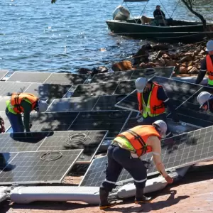 Comenz� montaje del primer conjunto de flotadores para planta solar