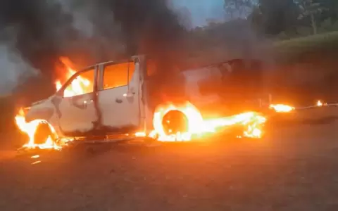 Camioneta en llamas con un cuerpo adentro.