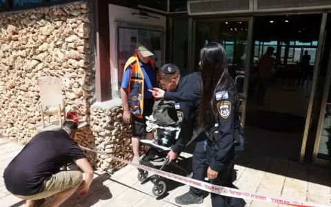 Polic�as en la puerta del hotel en el kibbutz Tzuba, cerca de Jerusal�n.