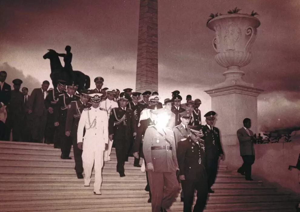"Bajo las banderas, el sol", dirigida por Juan José Pereira. Archivo