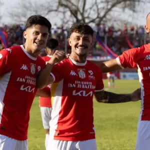 Cerro Porte�o desaprovecha derrota de Guaran� y, con dos jugadores m�s, cae en el Ka'arendy