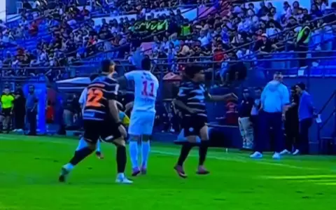 Ins�lita postal en el Nacional vs. Olimpia: pelotazo de Mat�as Almeida contra el rostro de su abuelo �ver Hugo