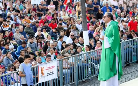 Presb�tero Caba�as en la homil�a.