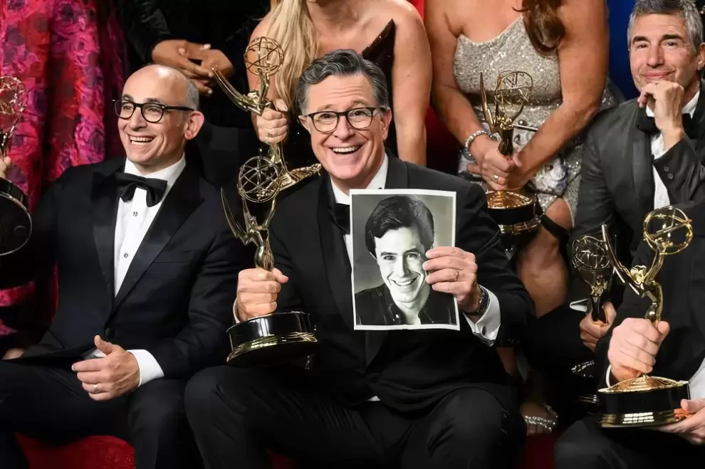 Stephen Colbert fue ovacionado al ganar su primer Emmy como Mejor Programa de Entrevistas por "The Late Show". (Foto: EPA)