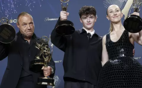 El elenco de "Adolescencia", la miniserie brit�nica que se alz� como la gran triunfadora de la noche con seis galardones.