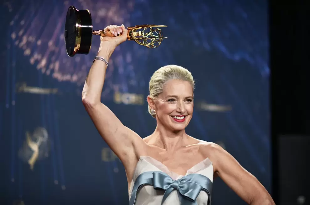 Katherine LaNasa galardonada como Mejor Actriz de Reparto en Serie Dramática por "The Pitt". (Foto: Richard Shotwell/Invision/Ap)