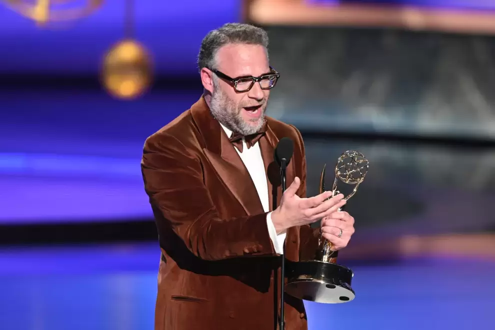 Seth Rogen con su premio al Mejor Actor de Serie de Comedia por su actuación en "El estudio". (Foto: Phil Mccarten/Invision/Ap)