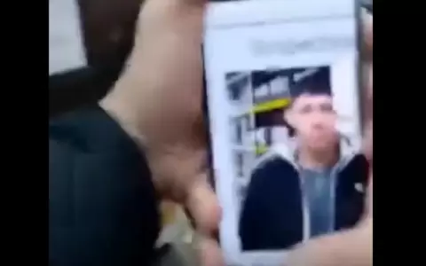 El guardia muestra en el celular la foto del supuesto ladr�n con el que confundi� al cliente.