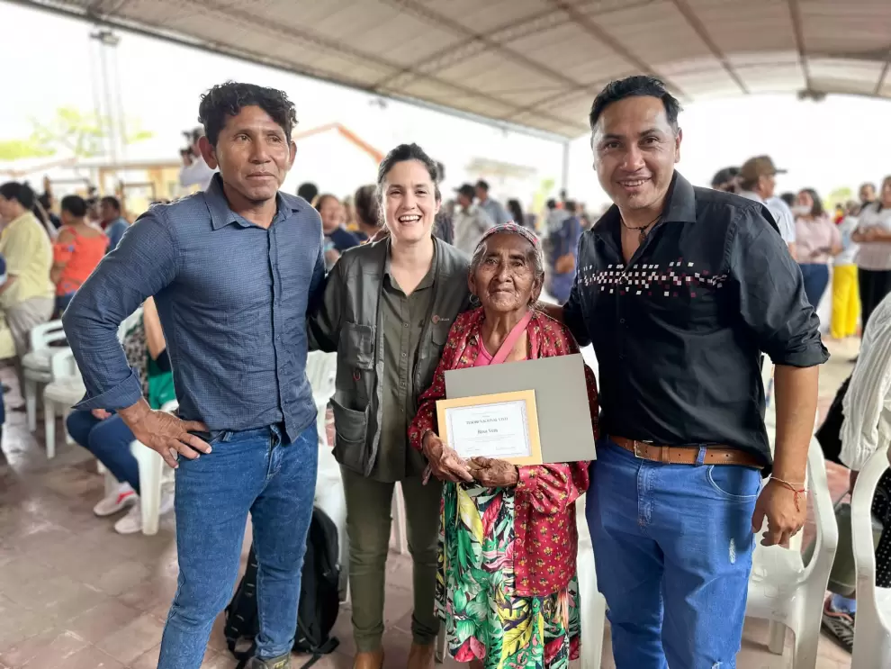 La minista de cultura, Adriana Ortiz, junto con los distinguidos. Cortes�a