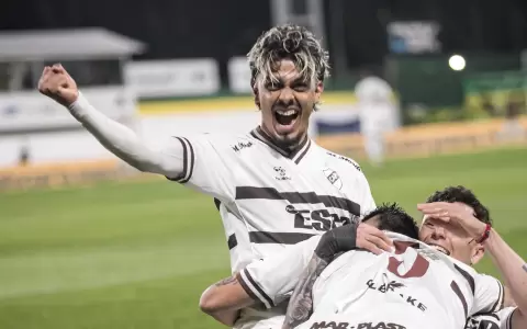 Golazo de Ronaldo Mart�nez para la victoria de Platense
