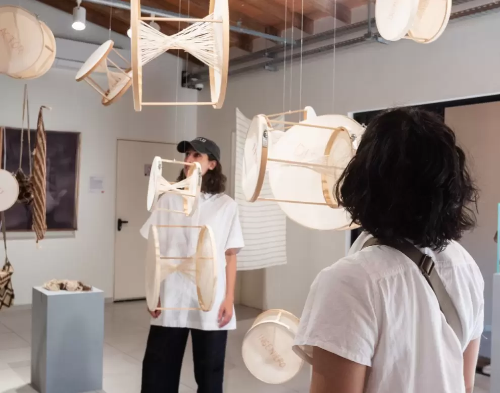 Vista de sala de la exhibici�n del "Concurso de Arte Contempor�neo Creadoras - Primera Edici�n Paraguay".