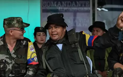 A la izquierda, N�stor Gregorio Vera, alias Iv�n Mordisco, jefe del Estado Mayor Central (EMC), la principal disidencia de las FARC.