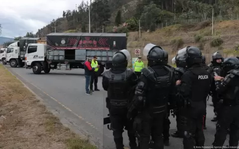 Transportistas bloquean la v�a Cuenca Azogues, en Cuenca, Ecuador, en protesta por el aumento del precio del di�sel.