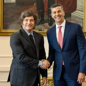 Peña reactiva "modo avión" y viaja a Buenos Aires para reunirse con Milei