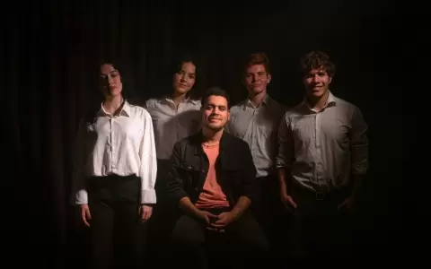 Elenco de la obra y el director Aldo Valdez.
