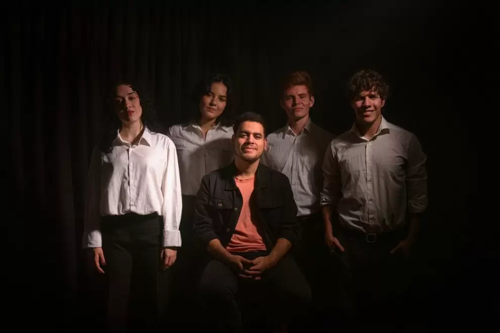 Elenco de la obra y el director Aldo Valdez.