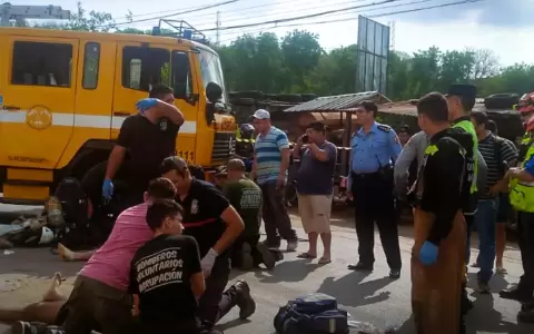 Bomberos ayudaron a rescatar los cuerpos.