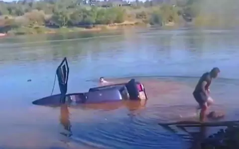 El auto cay� al r�o Paran�.