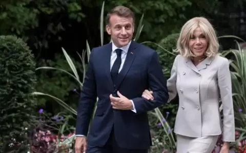 Emmanuel Macron junto a su esposa  Brigitte.