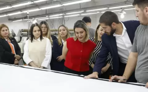 Ministra de Trabajo visita planta de confecciones.