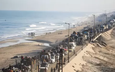 Tras la nueva orden de evacuaci�n del Ej�rcito de Israel, habitantes de Ciudad de Gaza se desplazan con sus pertenencias hacia el sur.