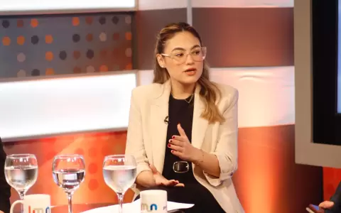 Ministra de la Juventud, Salma Ag�ero.