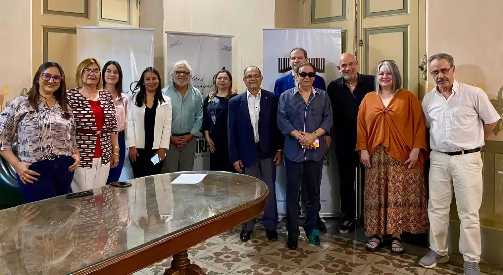 Conferencia de prensa en la Casa de la Literatura.
