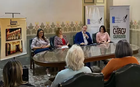 Conferencia de prensa en la Casa de la Literatura.
