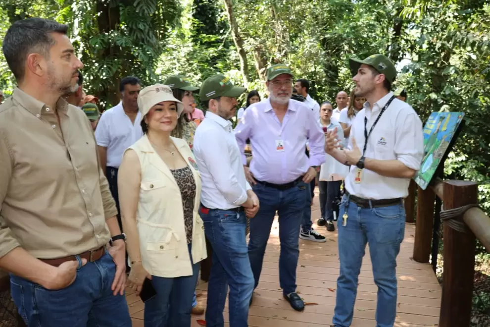Recorrido guiado por el veterinario Santiago Molinas durante la inauguración oficial del Centro Ambiental Tekotopa Itaipú junto . Foto: Gentileza.