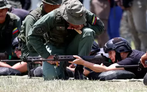 Adem�s del llamado al reclutamiento masivo, el gobierno venezolano est� preparando militarmente a los civiles.