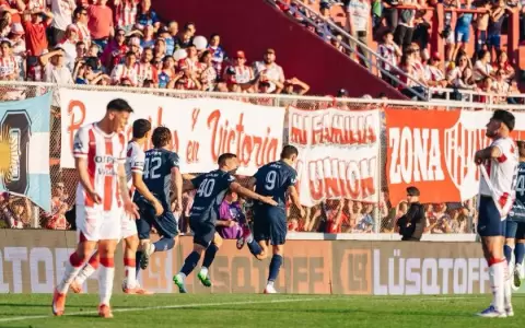 Exquisita definici�n de �lex Arce en su regreso al gol