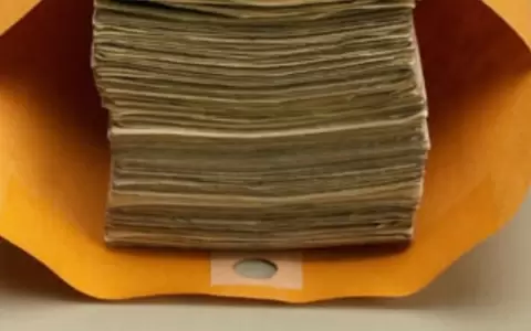 Sobre con dinero.