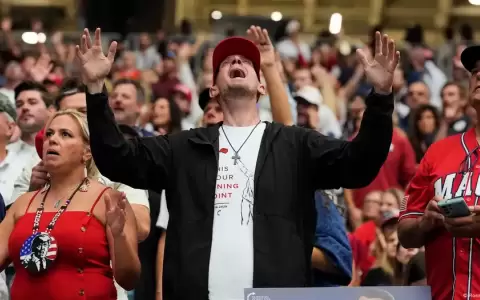 Al menos 73 mil personas llegaron hasta el estadio de la Universidad de Phoenix, en Arizona, donde se organiz� la despedida de honor a Charlie Kirk.