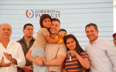 Santiago Pe�a durante la entrega de viviendas.