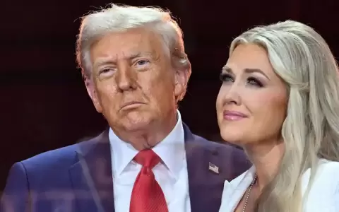 El presidente de Estados Unidos, Donald Trump, junto a la viuda, Erika Kirk.