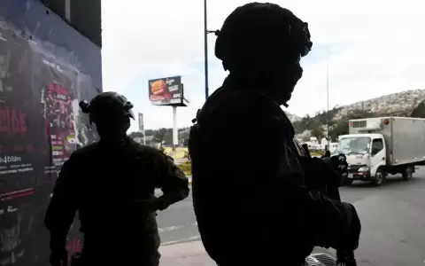 Soldados patrullan las calles de Ecuador.