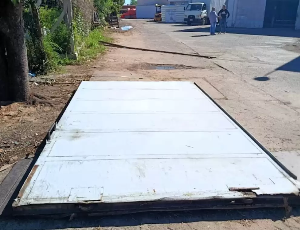 El portón que ocasionó la muerte del estibador.