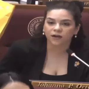 Pe�a firma el decreto del acuerdo SOFA en Chile y diputada cuestiona la "lapicera presidencial"
