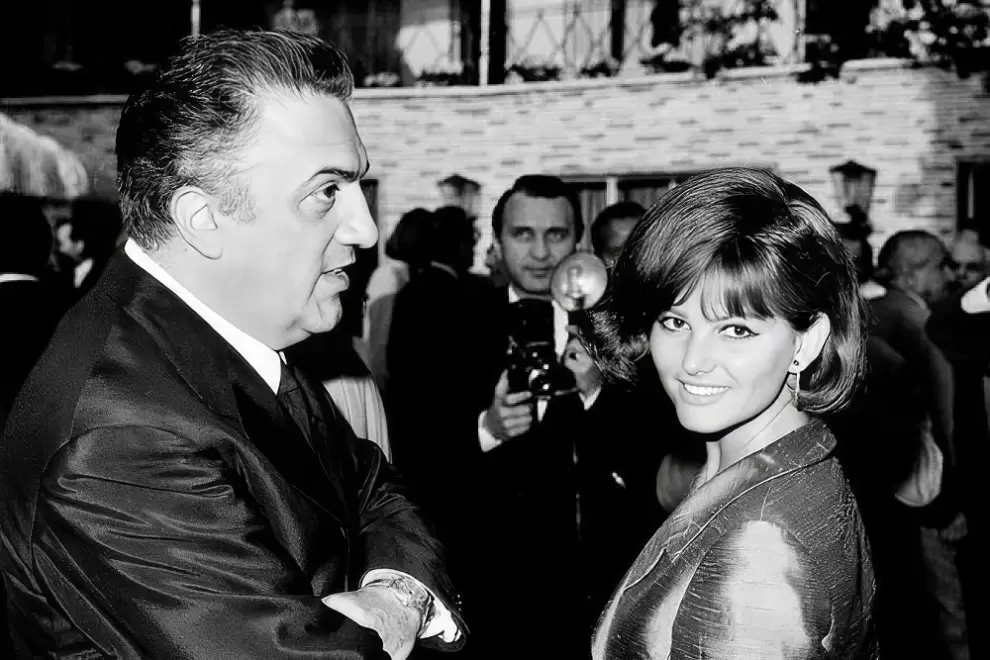 Claudia Cardinalecon Federico Fellini durante la ceremonia de los Oscar en 1964. (Foto: Giulio Broglio/ AP)
