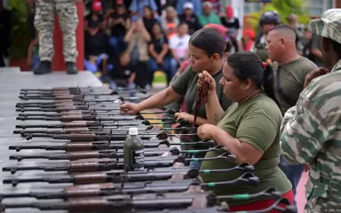 El gobierno chavista present� im�genes de milicianos recibiendo entrenamiento militar en cuarteles, para aprender "a disparar" y defender al pa�s