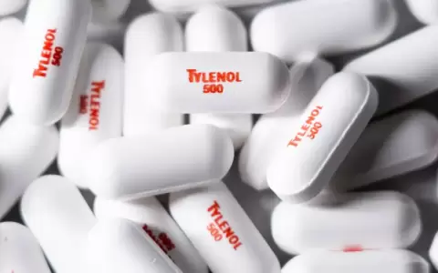 Trump dijo que el Tylenol, nombre comercial en Estados Unidos del paracetamol, durante el embarazo puede causar autismo.