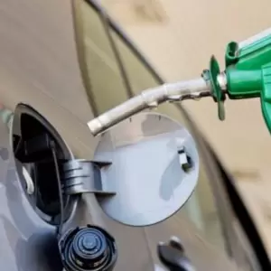 Gobierno anuncia nueva baja de G. 300 en todos los combustibles de Petropar