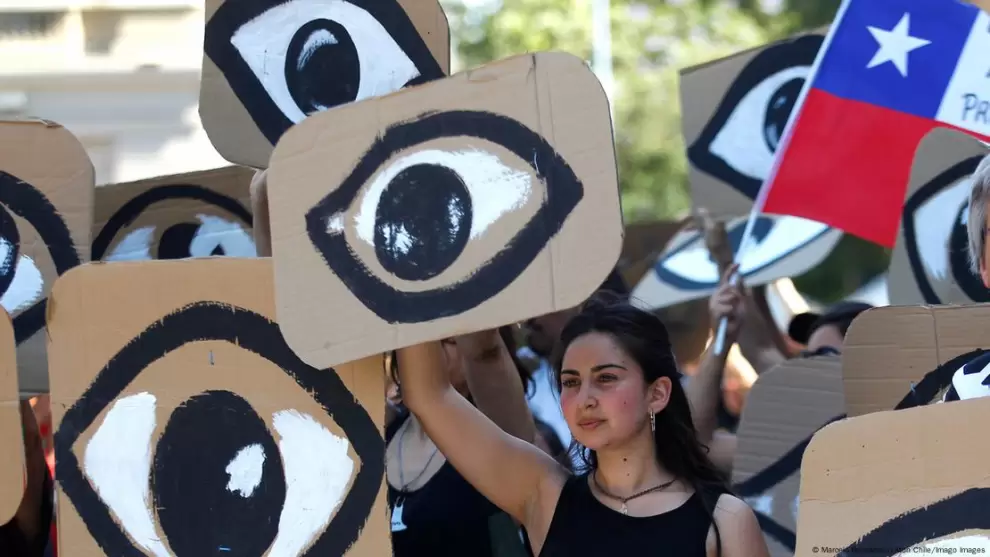 El 10 de diciembre 2019, jóvenes manifestantes portaron 352 ojos de cartón, simbolizando a quienes perdieron los suyos en la represión. Foto: DW
