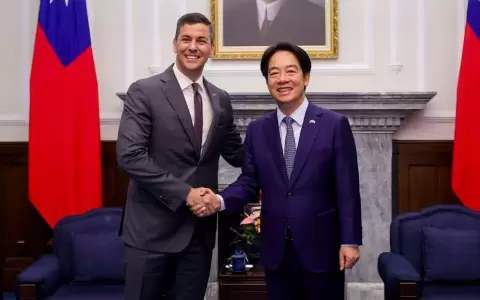 El presidente de Paraguay, Santiago Pe�a, estrechando la mano de Lai Ching-te, el presidente de Taiw�n.