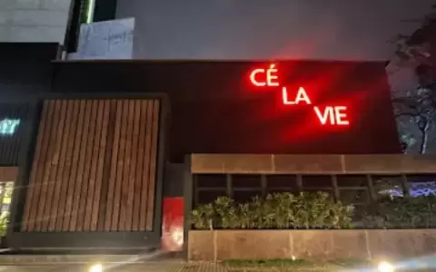 Actos de exhibicionismo en una discoteca.