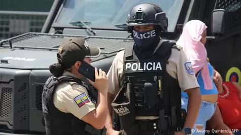 Polic�as custodian alrededores de la c�rcel de Esmeraldas tras enfrentamiento entre presos.
Imagen: Antony Quintero/AFP/DW
