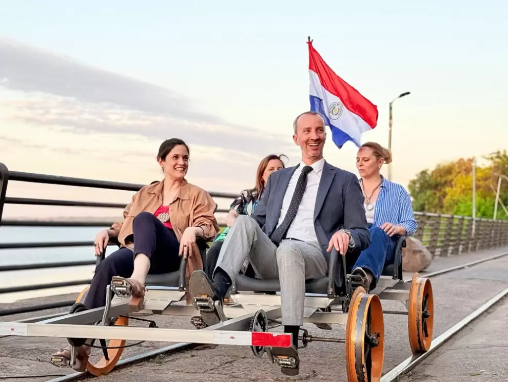 Adriana Ortiz y Javier Parrondo junto con asistentes. Cortesía