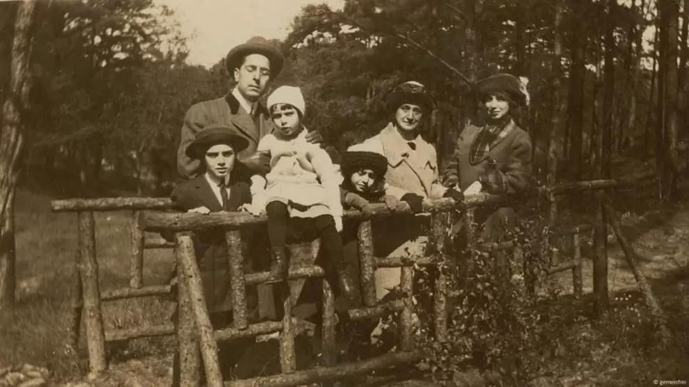 Branyas aparece como una niña de cuatro años(3° desde la izq, vestida de blanco)junto a su familia en Nueva Orleans en 1911, antes de mudarse a España