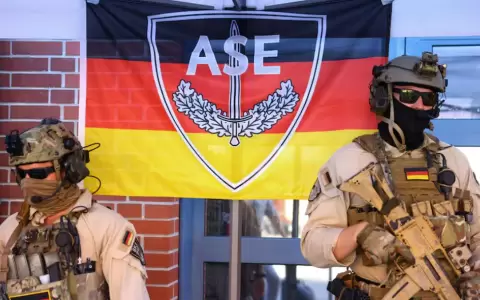 Miembros de la unidad de Misiones en el Extranjero y Operaciones Especiales (BKA ASE) hacen guardia.